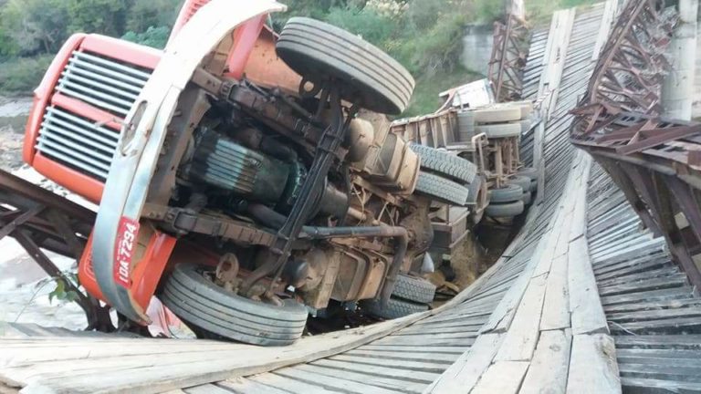 Ponte fica destruída durante travessia de caminhão em São Sepé