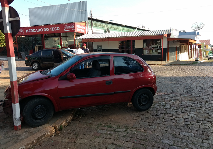 Carro vai parar na calçada após colisão no Centro de São Sepé