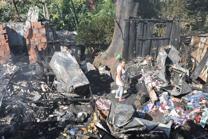 Incêndio destrói três casas em Cachoeira do Sul