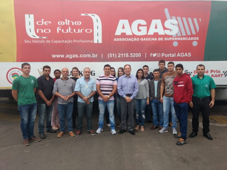 Escola móvel da associação de supermercados leva qualificação em São Sepé