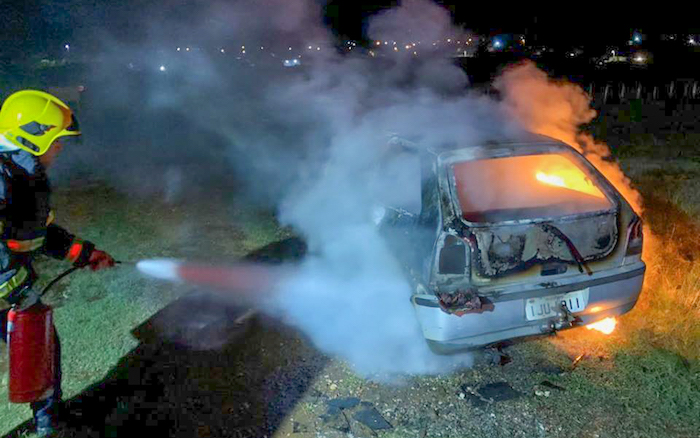 Bombeiros controlam fogo em veículo às margens da BR-392, em São Sepé