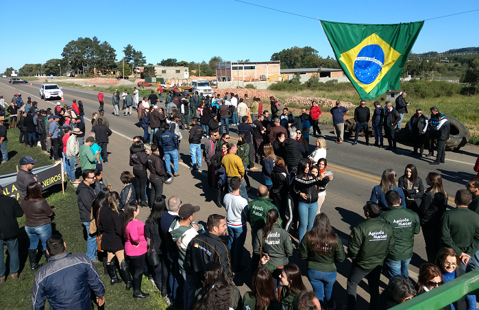 BR-392 é bloqueada em apoio ao protesto dos caminhoneiros em São Sepé