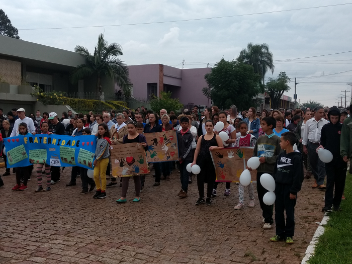 Caminhada pela paz reúne dezenas de pessoas em São Sepé