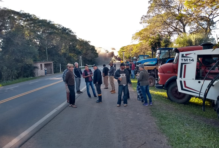 Produtores rurais fazem protesto na Vila Block