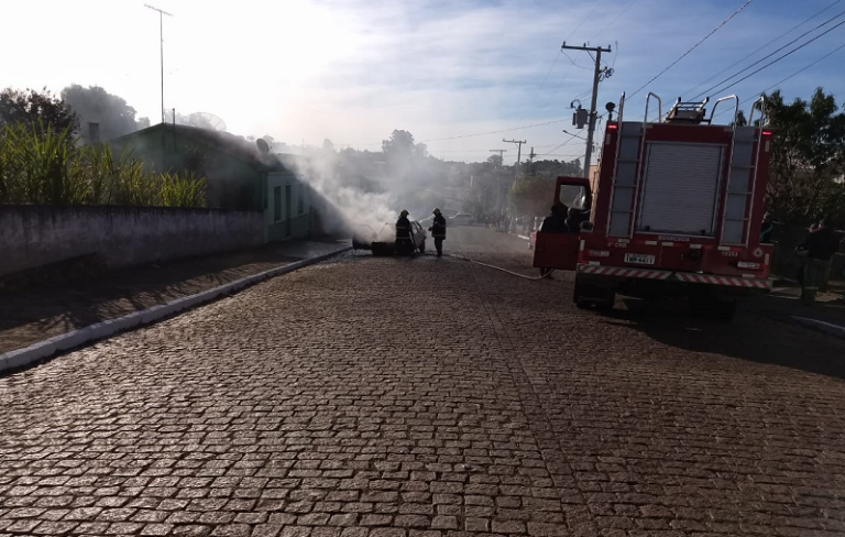 Veículo pega fogo no Centro de São Sepé