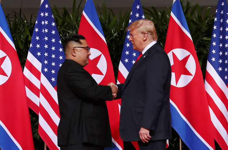 Trump e Kim Jong-un fazem encontro histórico em Singapura