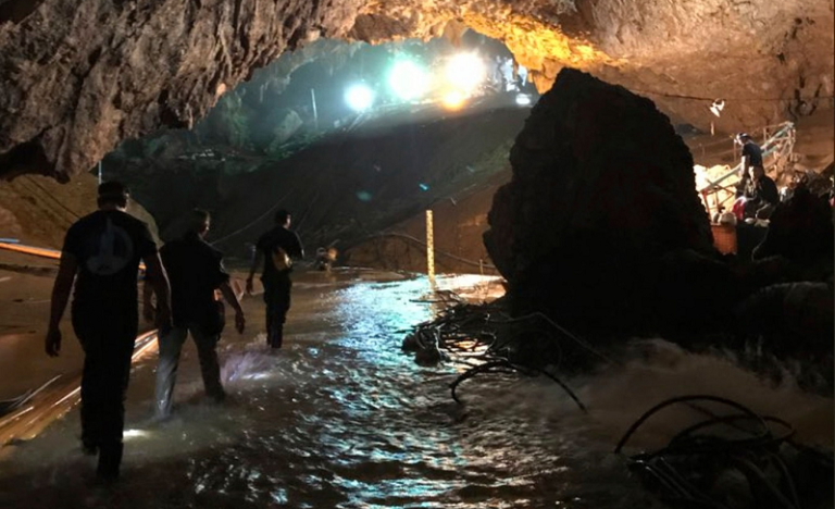 Mais três meninos deixam caverna na Tailândia no terceiro dia de resgate