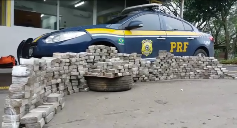 PRF flagra carro com quase 150kg de maconha em Santa Maria