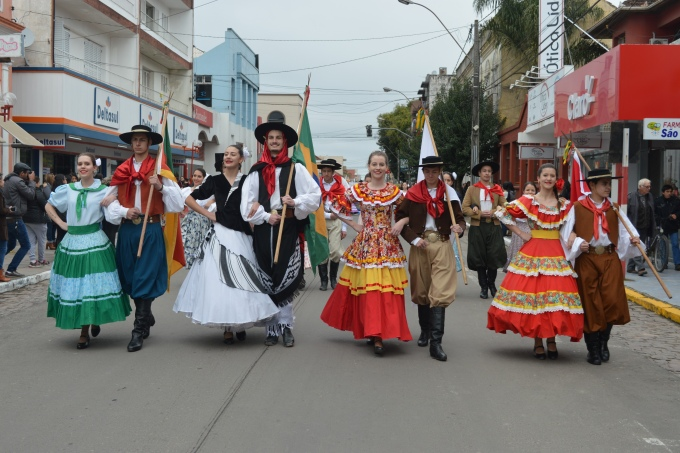 Festa Mundial do Folclore: delegações desfilam em Caçapava do Sul