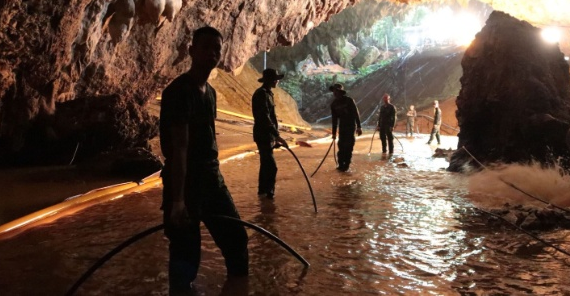 Resgate de grupo preso em caverna na Tailândia é retomado