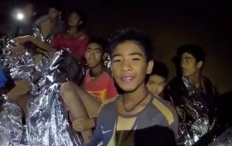 Quatro meninos são retirados de caverna na Tailândia