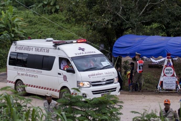 Termina resgate de crianças e treinador presos em caverna na Tailândia