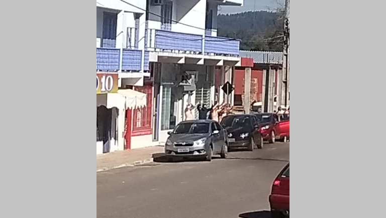 Assaltantes fazem cordão humano durante assalto a agência bancária em Boqueirão do Leão