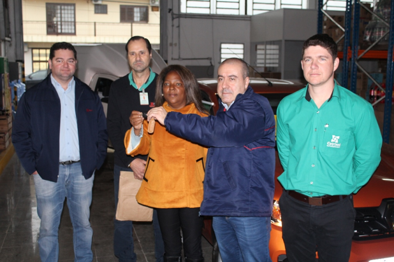 Ganhadora de promoção do Supermercado Cotrisel recebe carro zero km