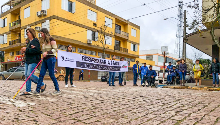Ação pede conscientização no uso da faixa de pedestres em São Sepé
