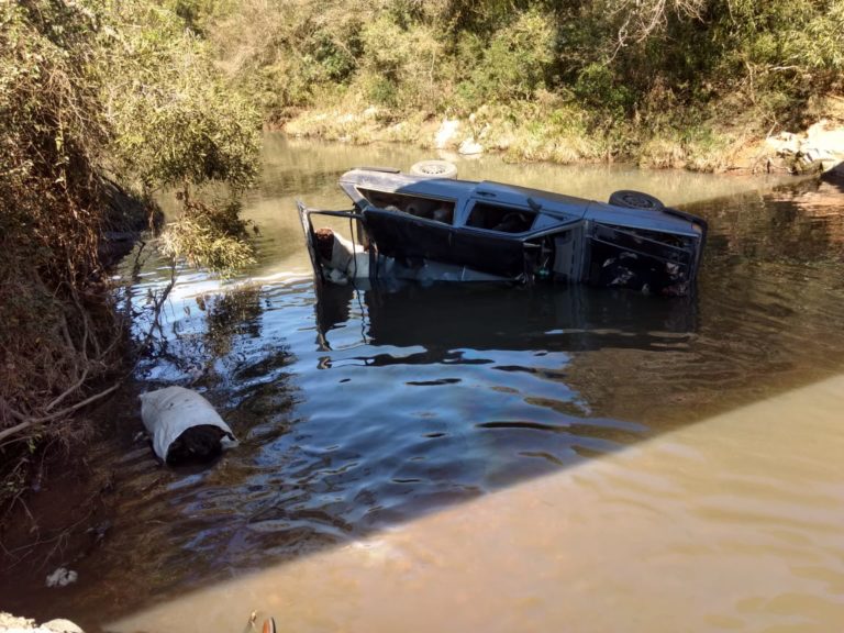 Carro cai de ponte e deixa mortos no interior de São Sepé