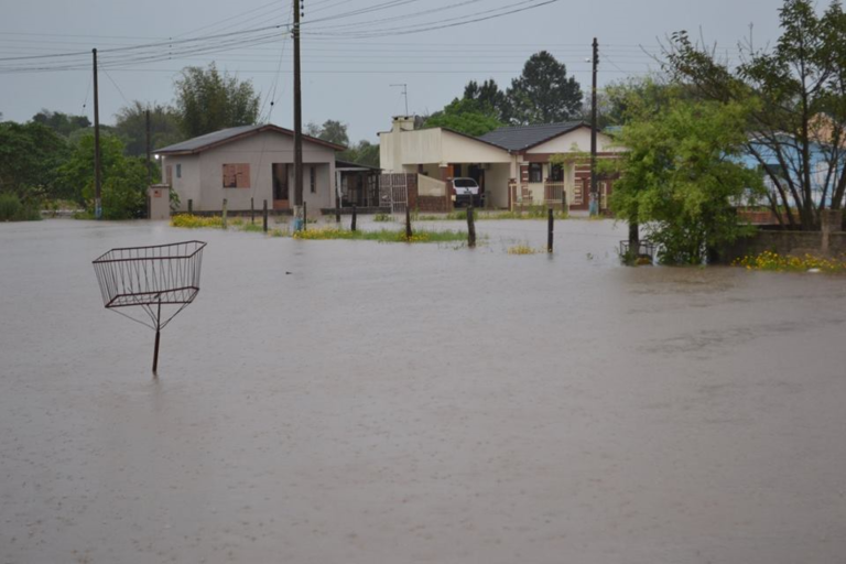 Chuva forte causa alagamentos em Restinga Sêca