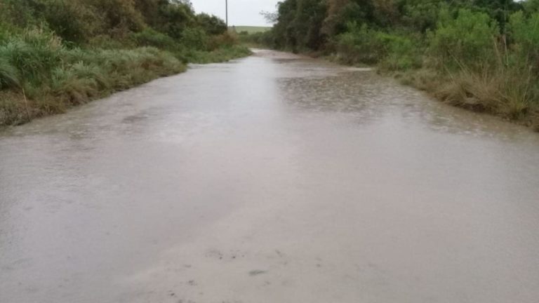 Chuva interdita estrada e cancela aulas em São Sepé