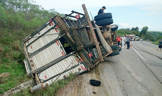 Caminhão boiadeiro tomba na BR-392 em São Sepé