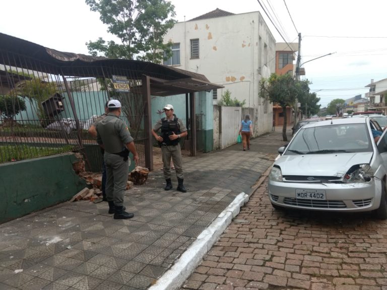 Caminhão desgovernado atinge carro e muro de residência no Centro de São Sepé