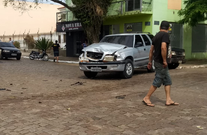Acidente envolve caminhonete e caminhão no Centro de São Sepé