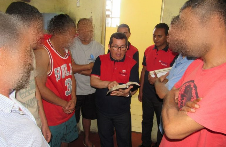 Grupo entrega literatura cristã aos presos de São Sepé