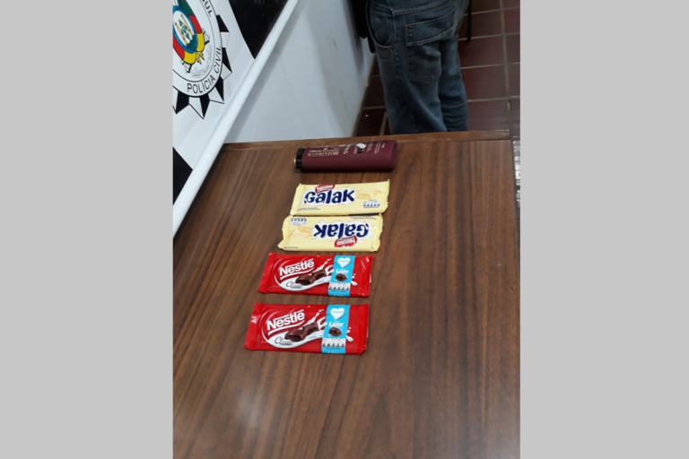 Homem é preso por furtar quatro barras de chocolate e um frasco de shampoo