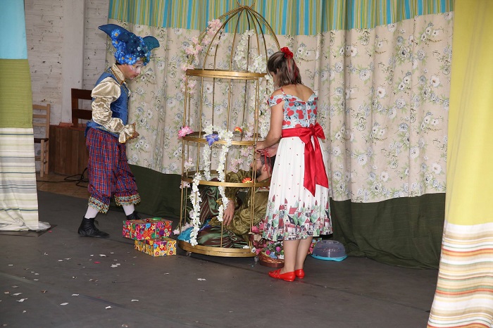 Espetáculo “Doce Encanto” leva alegria, diversão e cultura às escolas de Formigueiro