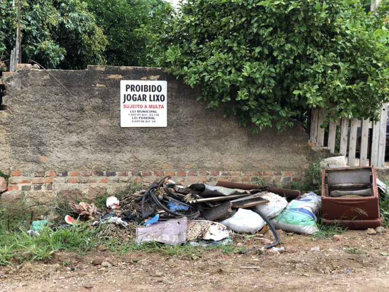 Descarte irregular de lixo segue causando transtorno para moradores