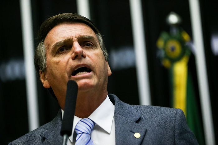 Bolsonaro diz que usará decreto para conceder posse de arma