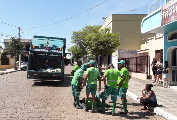 Funcionário da coleta do lixo é atingido por caminhão no Centro de São Sepé