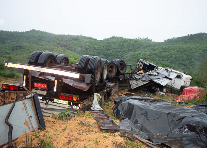 Caminhão tomba na BR-392 em Caçapava do Sul