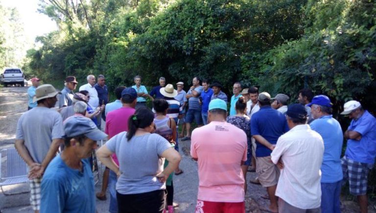 Moradores de Caçapava do Sul bloqueiam estrada do interior por falta de conservação