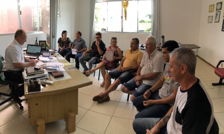 Quatro associações de produtores recebem destinação de novo trator