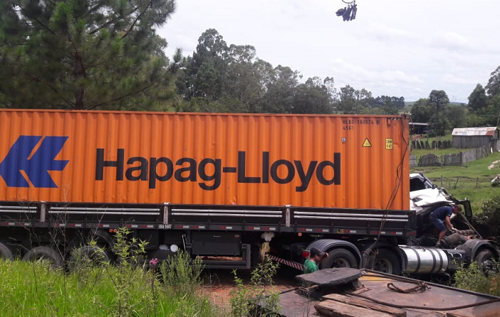 Caminhão que transportava container sai da pista na BR-392 em São Sepé