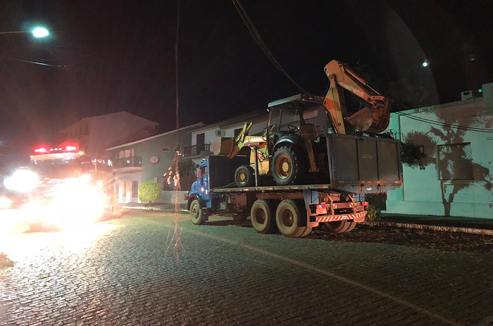 Caminhão derruba cabos de energia e deixa parte da cidade sem luz