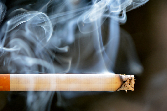 Indústria de cigarros é condenada a indenizar viúva de fumante