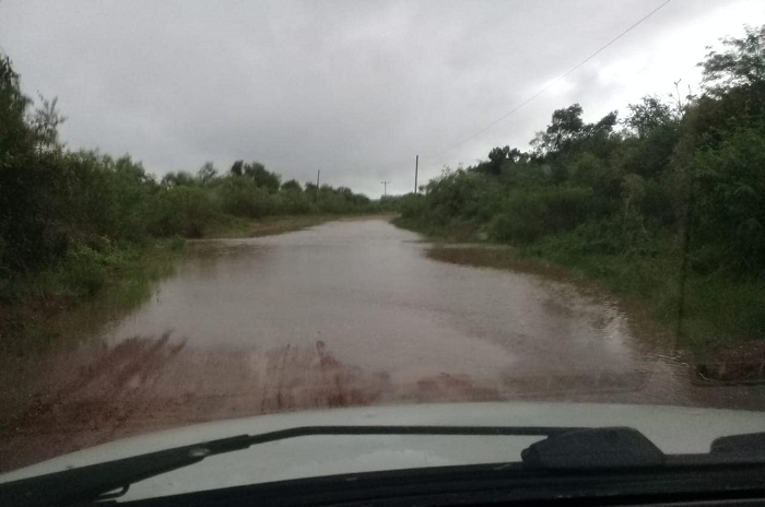 Após 70 milímetros de chuva, água já cobre estrada nos “Passinhos”