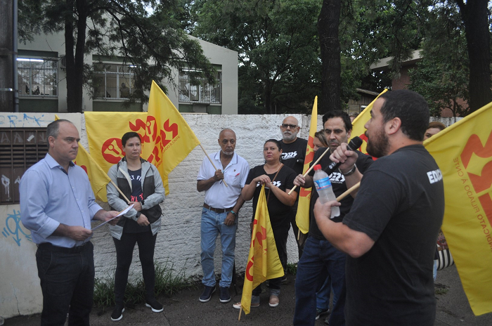 Professores fazem manifestação em frente à 8ª CRE em Santa Maria