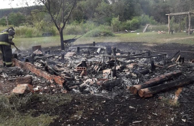 Galpão é destruído pelo fogo na Vila Progresso