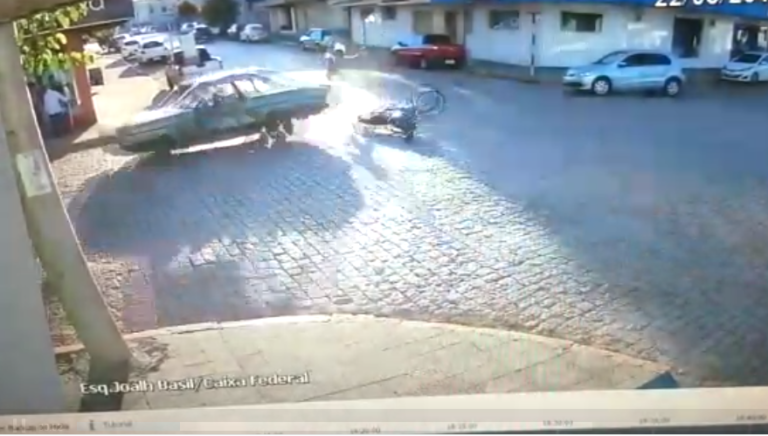 Câmera flagra acidente entre moto e carro no Centro de São Sepé