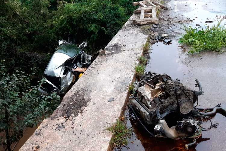 Mulher morre após carro cair de ponte na BR-290