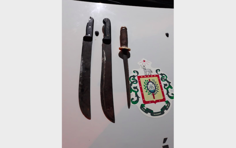 Polícia encontra facões escondidos em canteiros e bancos da Praça das Mercês