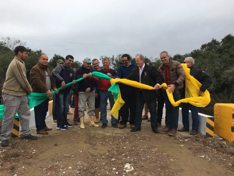 Comunidade do interior recebe nova ponte de concreto