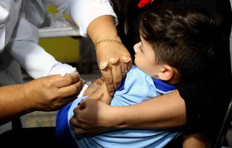Última semana de vacinação contra a gripe tem foco nas crianças