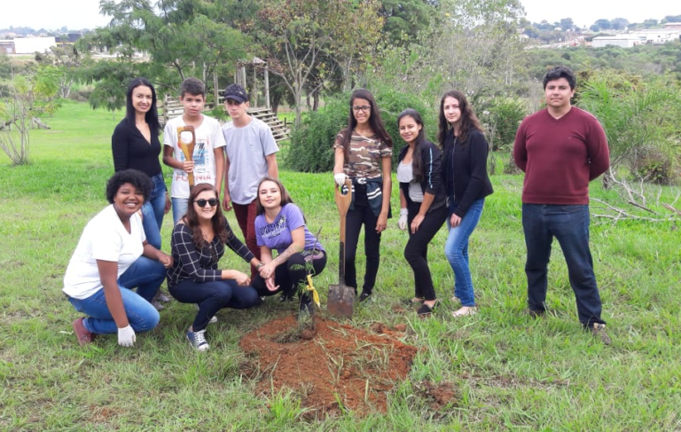 Alunos da escola Padre Théo plantam árvores no Parque Ambiental