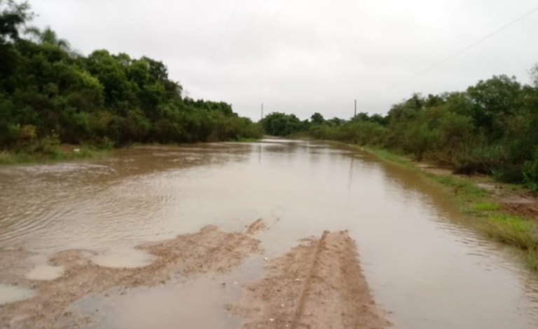 Chuva forte alaga estradas no interior de São Sepé