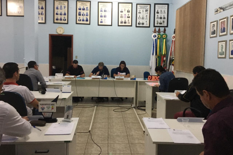Aprovado projeto que implanta piso nacional aos professores municipais de Formigueiro