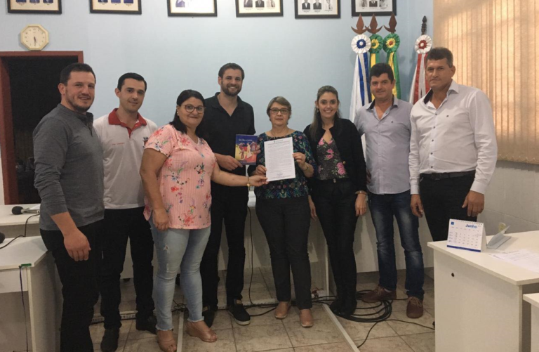 Escritora é homenageada na Câmara de Formigueiro