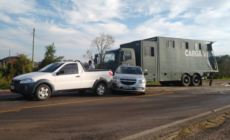 Quatro veículos se envolvem em acidente na RSC-287